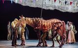 Tom Sturgess (Albert Narracott), Matthew Lawrence, Rafe Young, Felicity Donnelly (Joey) and cast in War Horse. Credit Brinkhoff-Moegenburg.